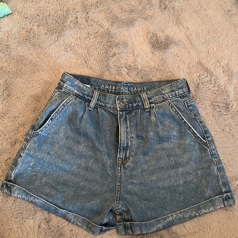 Woman’s American Eagle mom jean shorts. Size 4